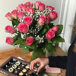 20 Pink Roses With Gyp
